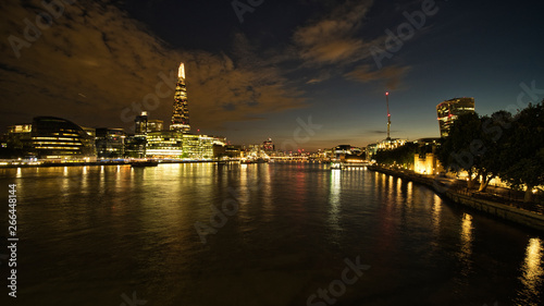 Hermosa vista nocturna del río Támesis de Londres © Gustavo