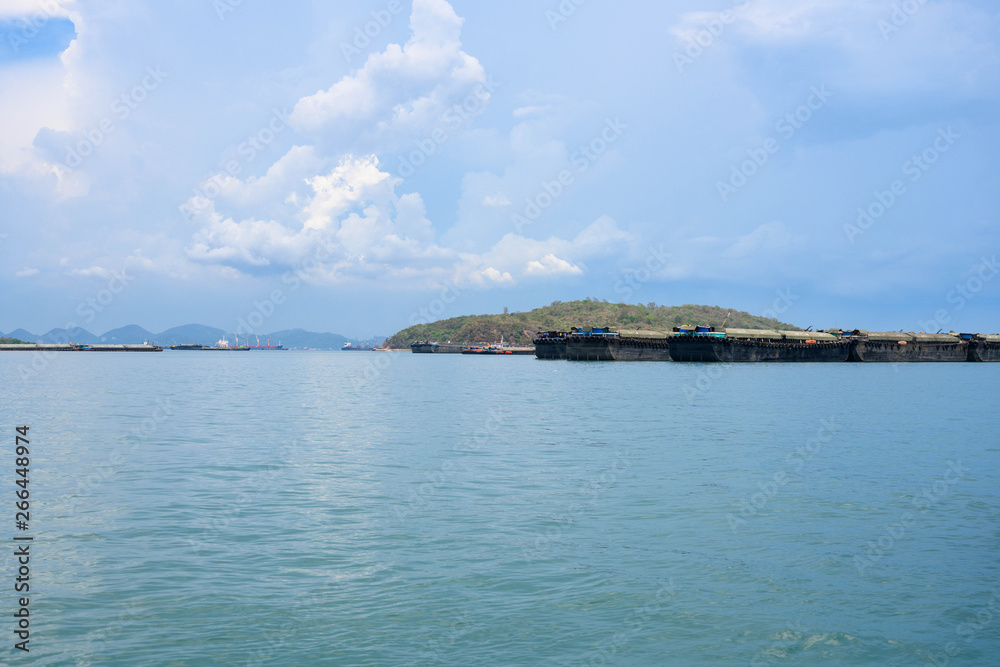タイ・海・島・漁船・シーチャン島 タイ・海・島・漁船・シーチャン島