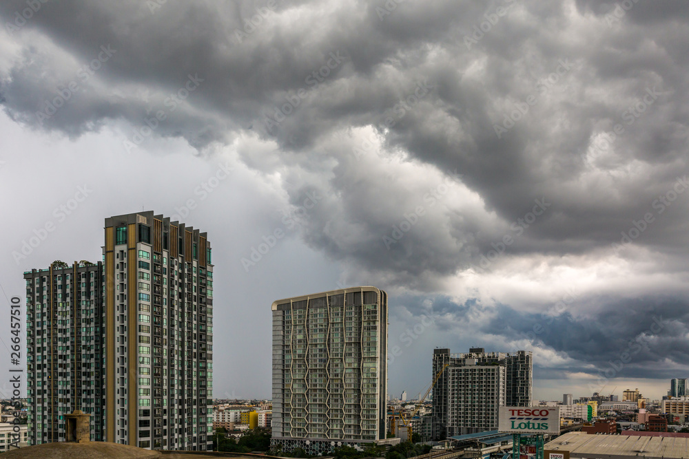 Fototapeta premium BANGKOK, Tajlandia - 30 października 2016: Bangkok. Zbliżająca się burza sprawiła, że miasto było tak ciemne 30 października 2016 roku w Bangkoku.