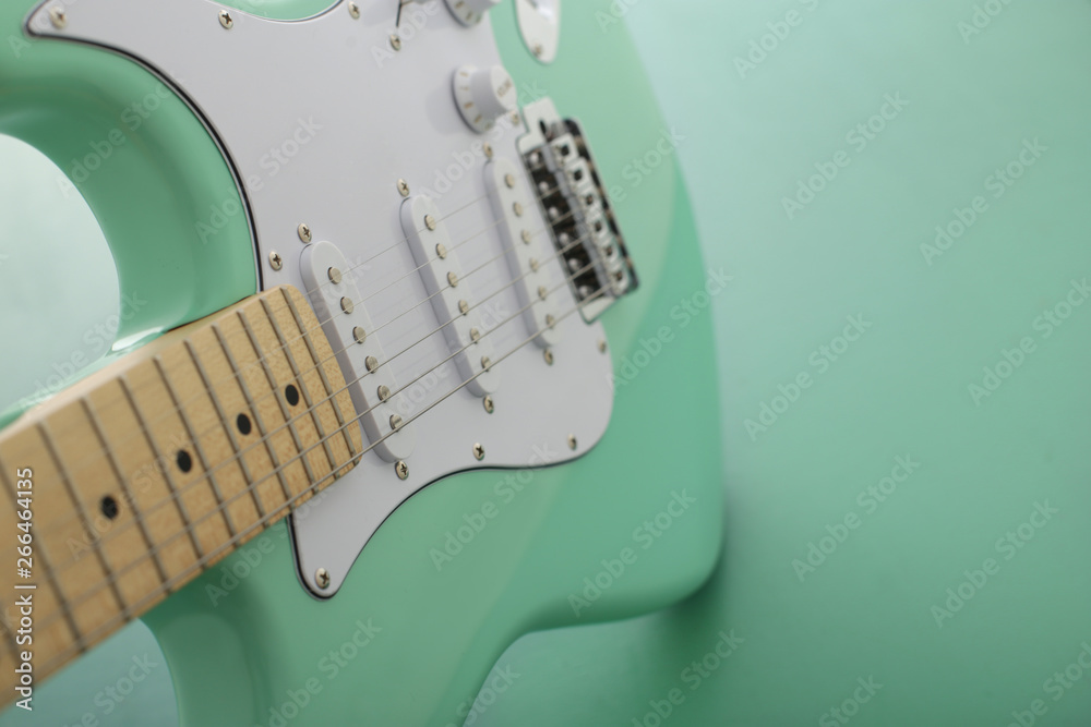 緑色の背景に置いたパステル緑色のエレキギターストラトキャスター Stock Photo Adobe Stock