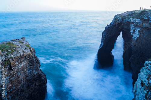 Obraz na płótnie rock in the sea, paya de las catedrais, spain w salonie