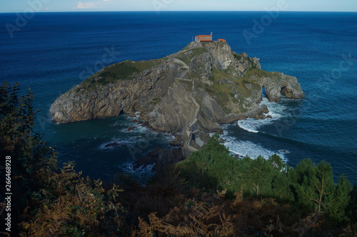 Obraz na płótnie rock in the sea, gaxtelugatze, bilbao, spain w salonie