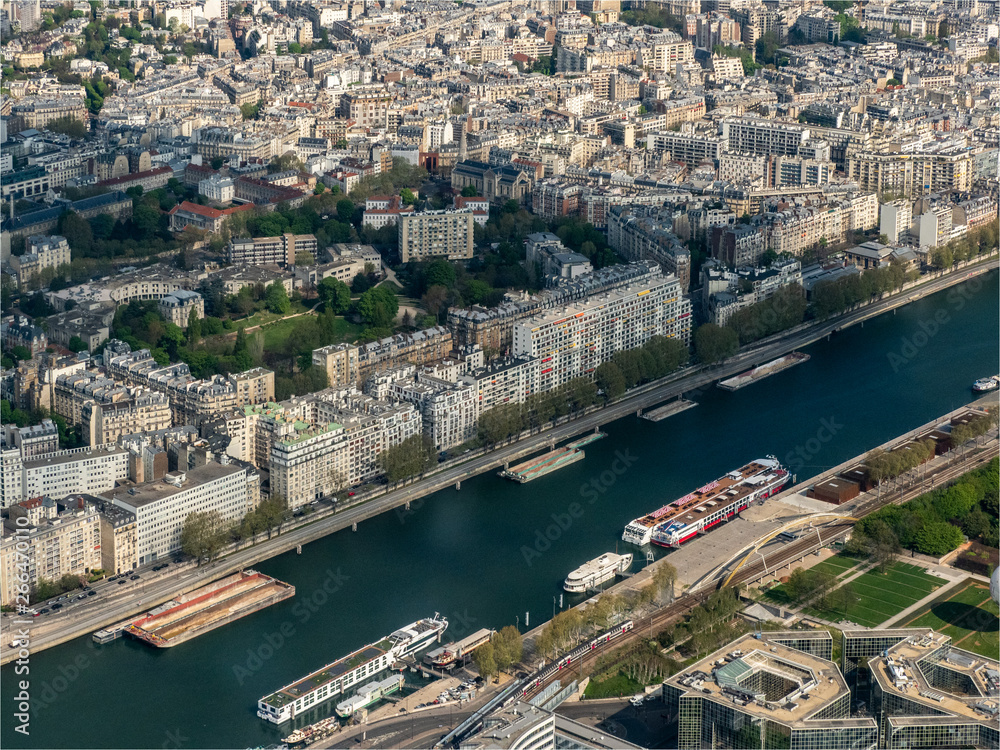 La Seine et un bateau de croisière fluviale à Paris vu d'hélicoptère
