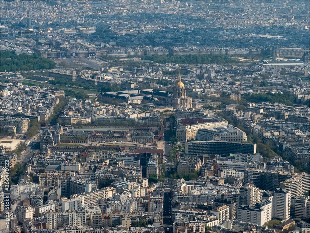 Les Invalides et Paris vu d'hélicoptère