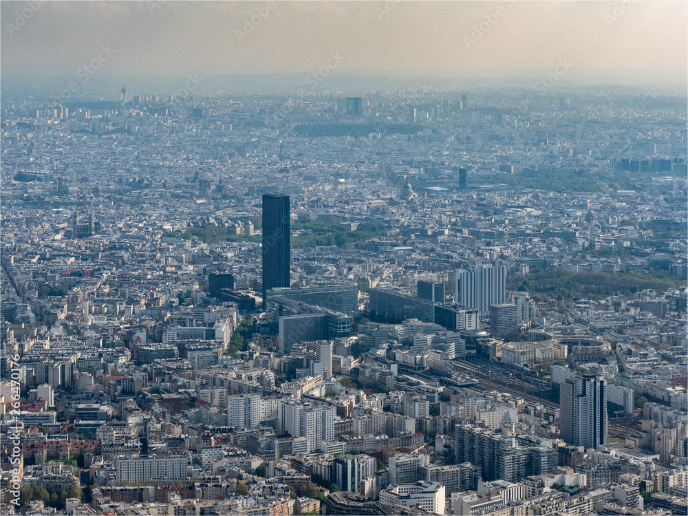 La Tour Montparnasse et Paris vu d'hélicoptère