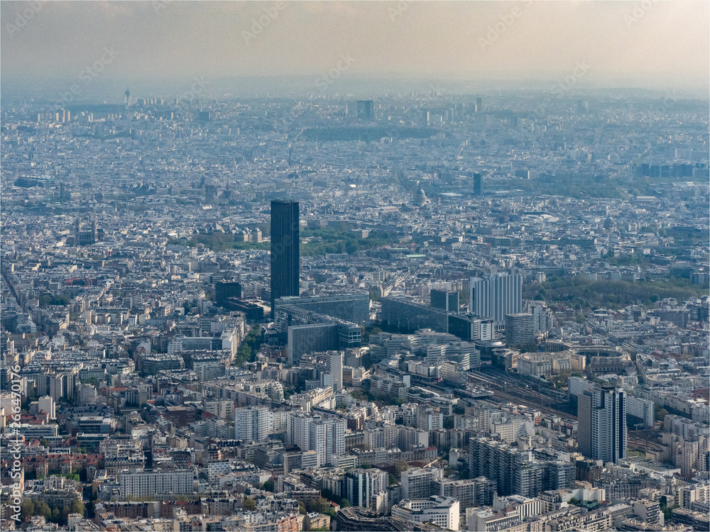 La Tour Montparnasse et Paris vu d'hélicoptère La Tour Montparnasse et Paris vu d'hélicoptère