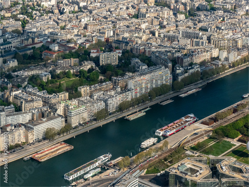 La Seine et un bateau de croisi  re fluviale    Paris vu d h  licopt  re