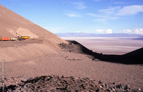 Der Zug in die Wolken - unterwegs in der  Atacama W  ste  Argentinien - Der Zug startet auf 1187 m  in Salta und erreicht in spektakul  rer Landschaft eine H  he von 4200 m