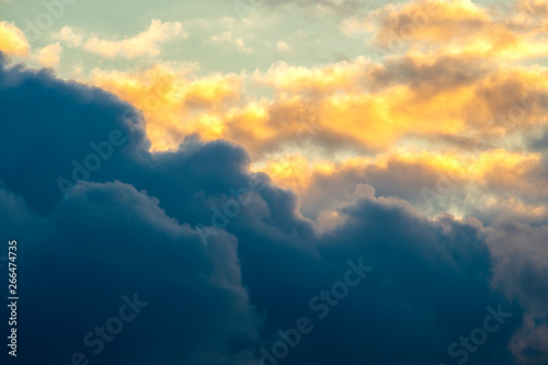 sky with clouds over the sea in the early morning background image.sky with clouds over the sea in the early morning background image
