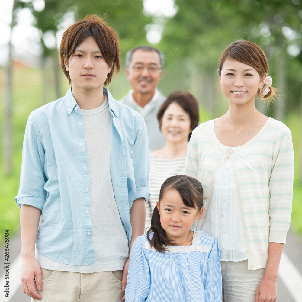 一本道で微笑む3世代家族