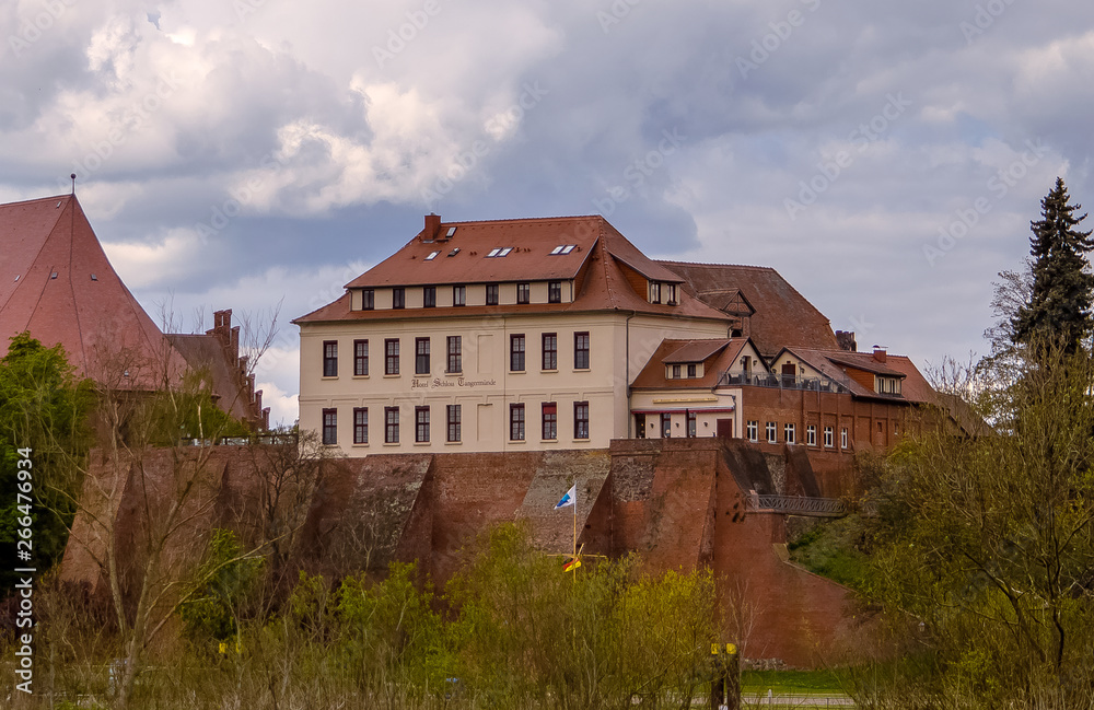 Schlosshotel und Stadtmauer von Tangermünde Altmark Sachsen Anhalt Germany
