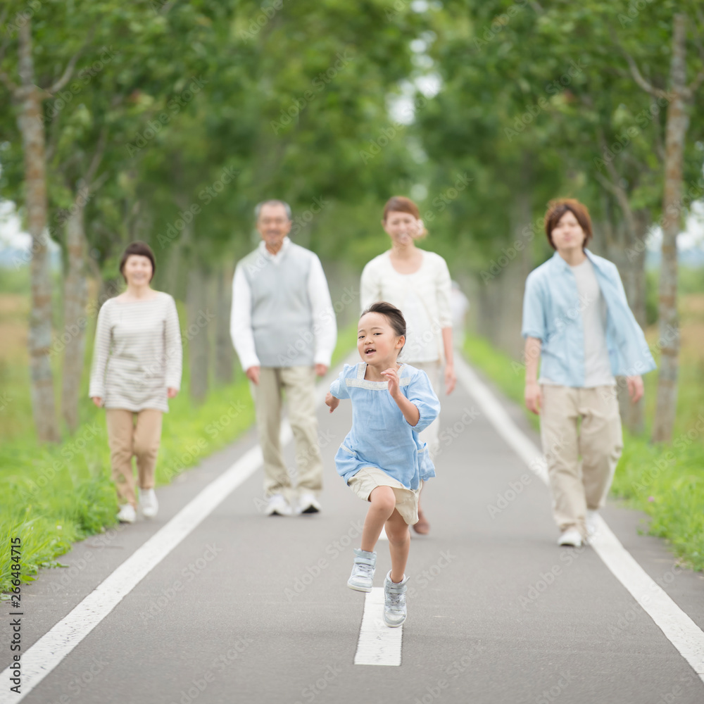 走る女の子を見守る家族 走る女の子を見守る家族