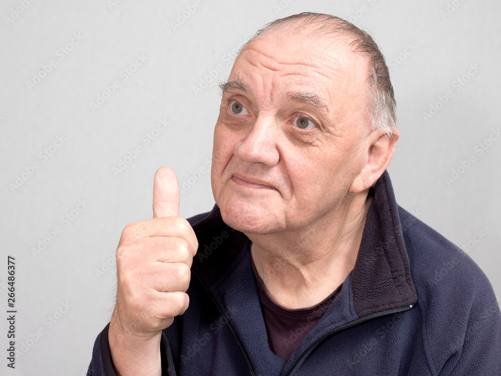 portrait vieil homme satisfait pouce en l'air sur fond gris portrait vieil homme satisfait pouce en l'air sur fond gris