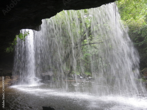 裏側から見た鍋ヶ滝　Nabegataki Fall photo