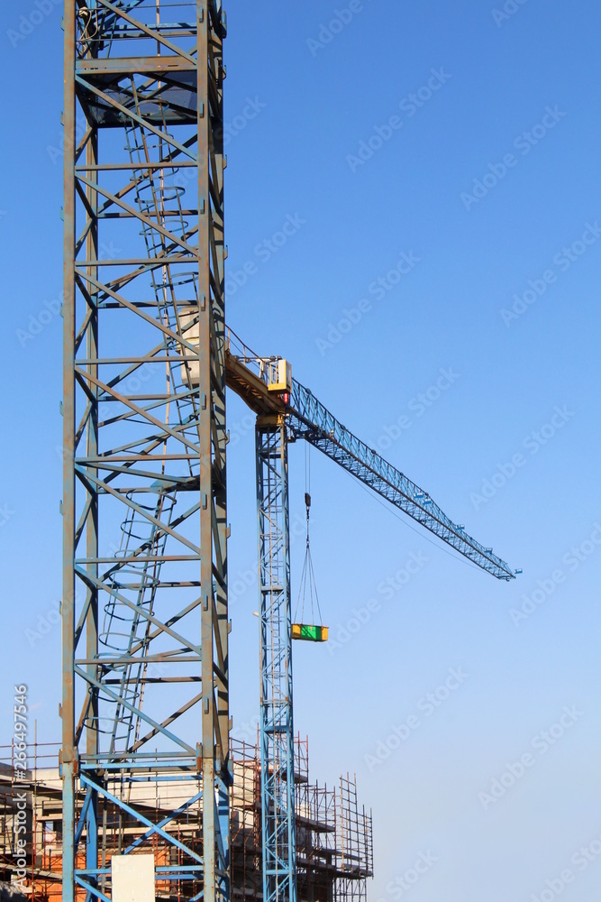 Cantiere edile in primavera - Gru e ponteggio