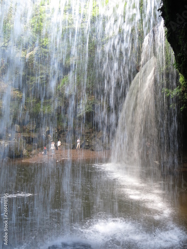裏側から見た鍋ヶ滝（滝の向こう側に観光客） Nabegataki Fall