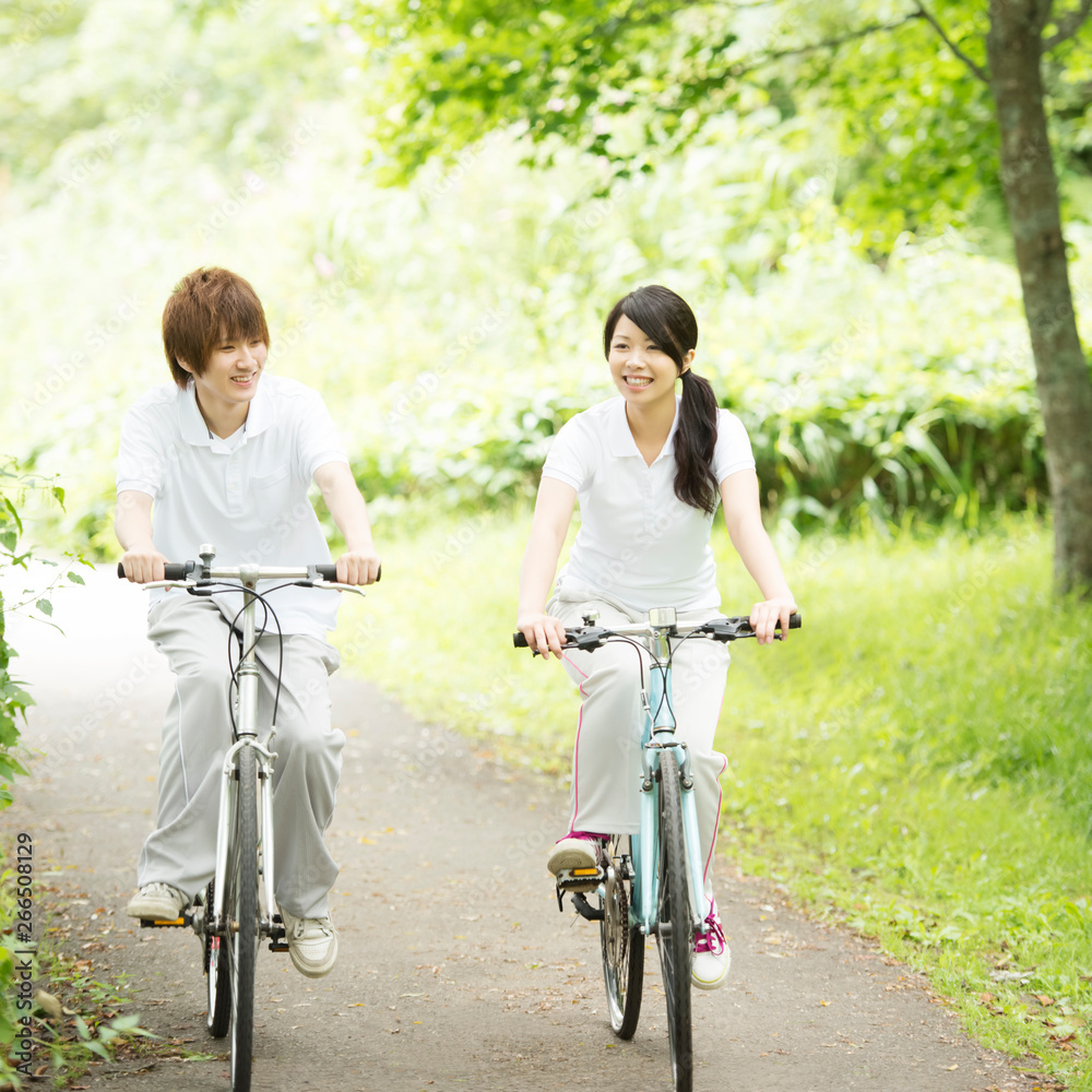 Obraz premium 自転車に乗るカップル