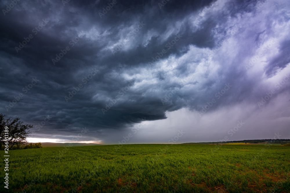 Quand la tempête d'orage arrive à Soual, dans le Tarn, Occitanie