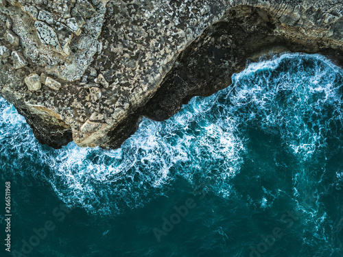 Kliffküste mit Wasser in Spanien