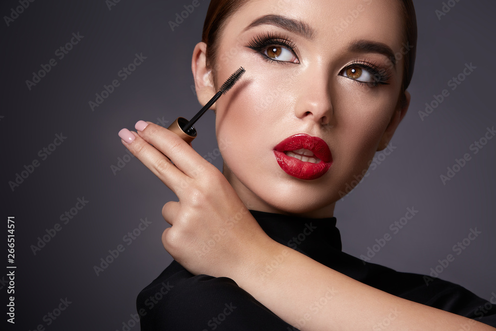 Using mascara at black background