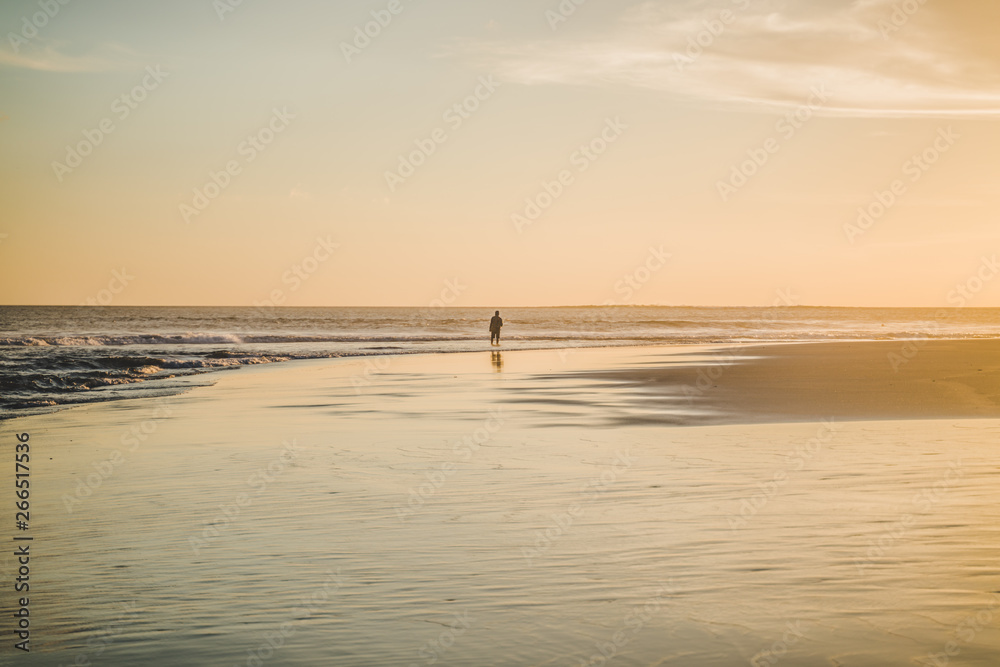 Obraz premium fisherman alone sunset
