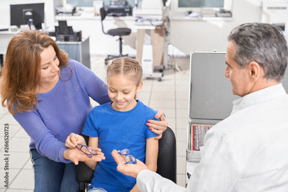 Obraz premium Patient choosing glasses for eyesight correction.