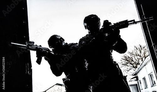 Plakat Police special operations group breaching the door