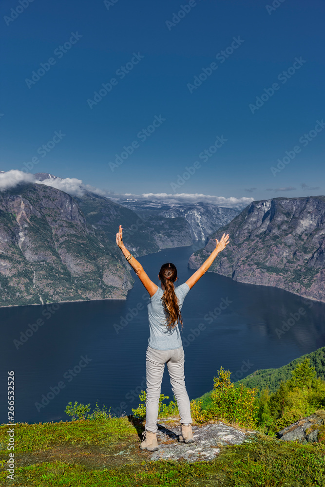 Frau am Aurlandsfjord