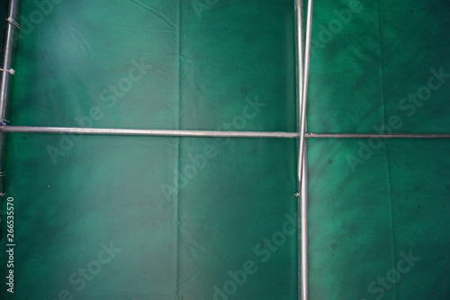 grüne Plane mit Metallstangen