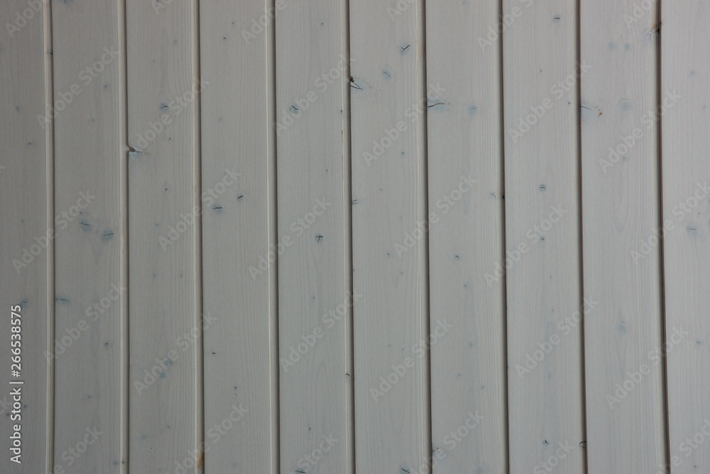 weiße Holzdecke von der Seite Beleuchtet