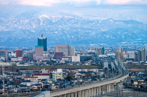 呉羽山から望む富山市街地と立山連峰