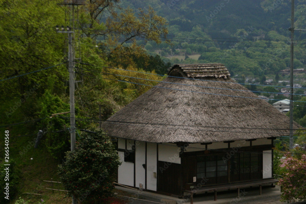 茅葺屋根の古民家