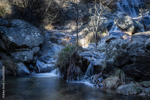Obraz na płótnie small waterfall in a river near madrid w salonie