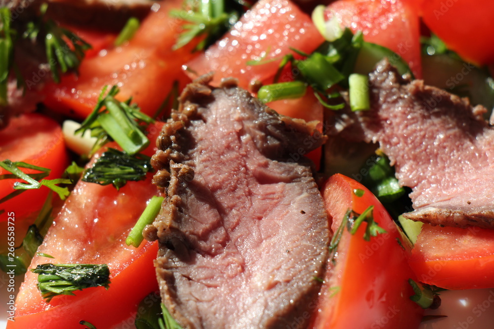 Salad with roast beef and tomatoes