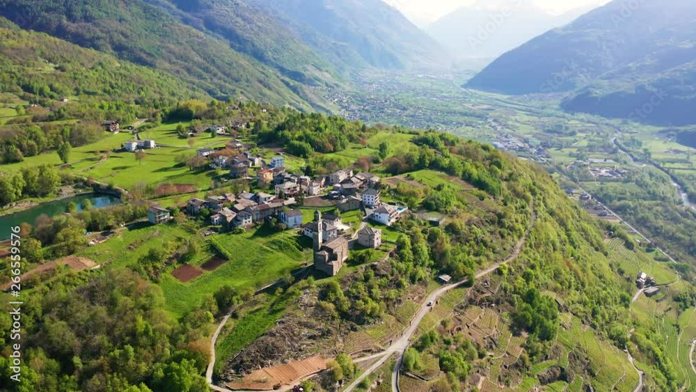 Aerial 4K - Valtellina (IT) - Teglio - Vista della frazione Sommasassa 