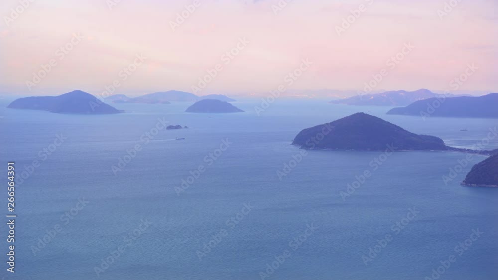 夕暮れ時の瀬戸内海の海と島々を香川県三豊市の紫雲出山の山頂から瀬戸大橋の方向を望む絶景 夕暮れ時の瀬戸内海の海と島々を香川県三豊市の紫雲出山の山頂から瀬戸大橋の方向を望む絶景
