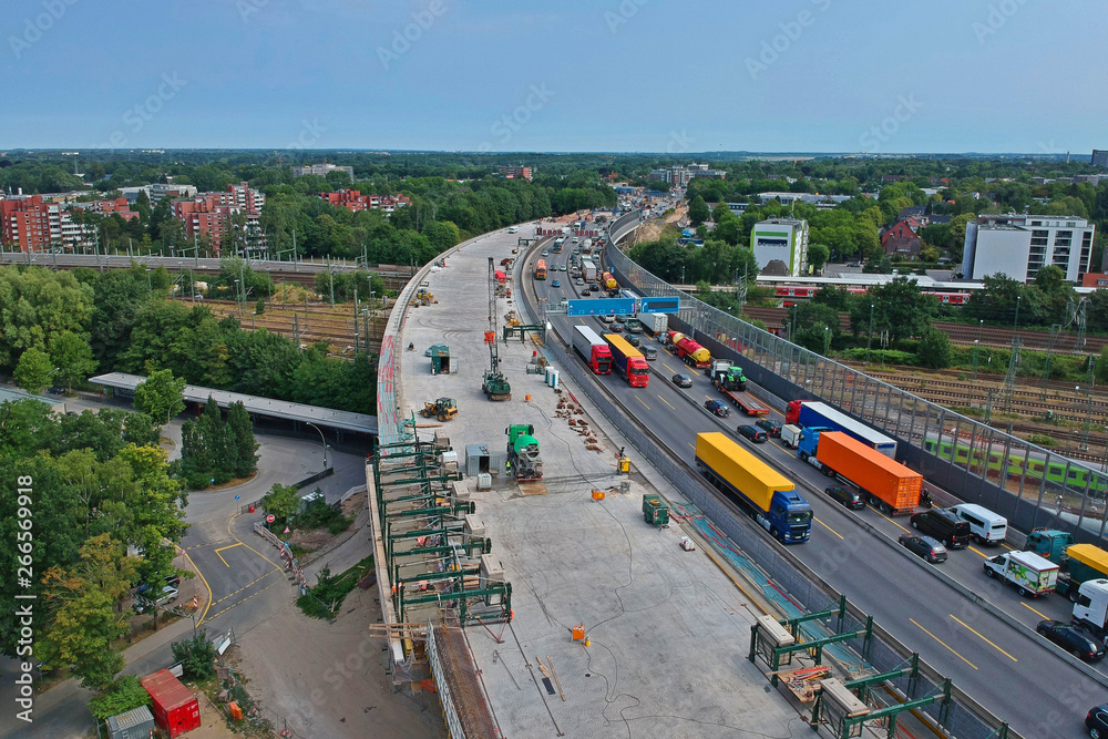 Autobahnbrücke mit Lastwagen Autos Baustelle Luftbild Panorama