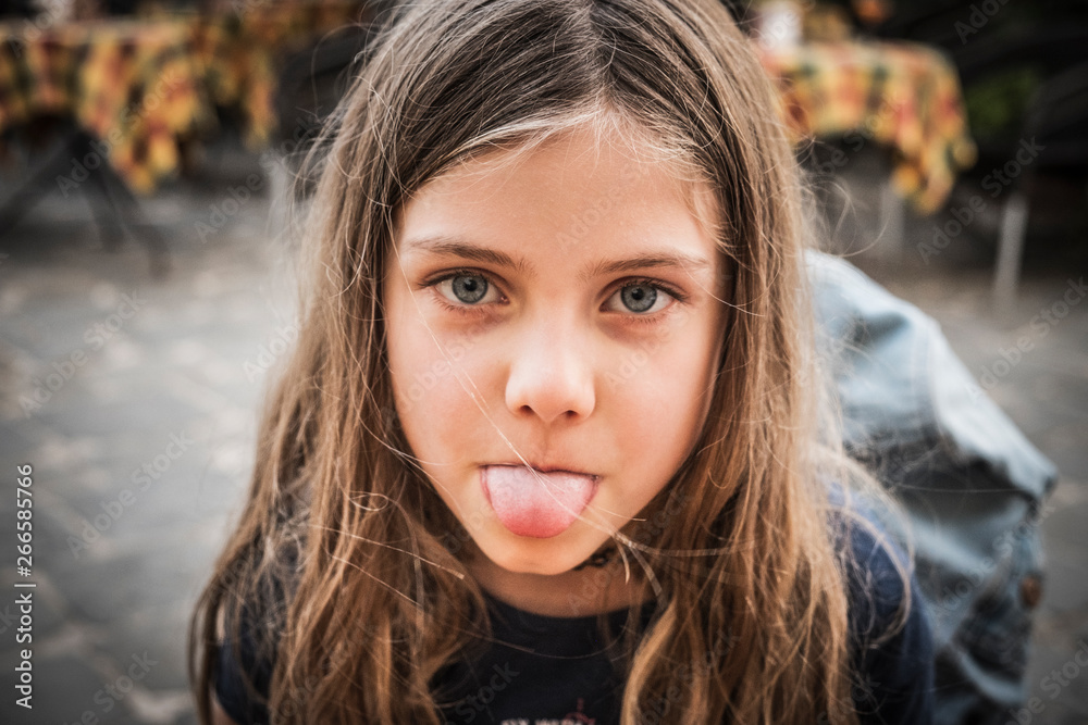 young girl tongue out Portrait of a young girl with tongue sticking out Stock 写真 | Adobe Stock