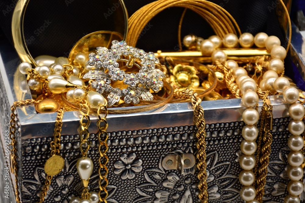 un tesoro, cofre lleno de joyas, perlas, y oro foto de Stock | Adobe Stock