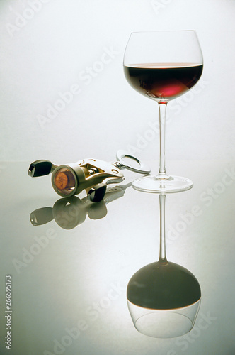 Taça de vinho com saca rolhas espelhados  photo