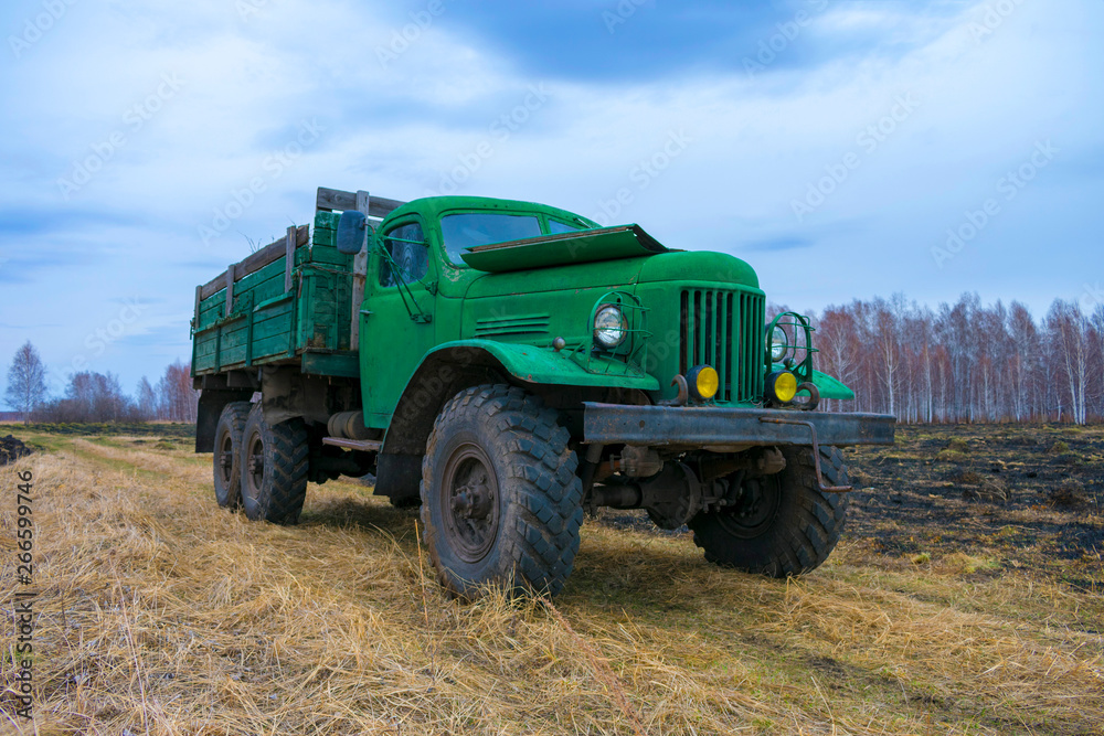 Obraz premium Old retro green truck in the field.
