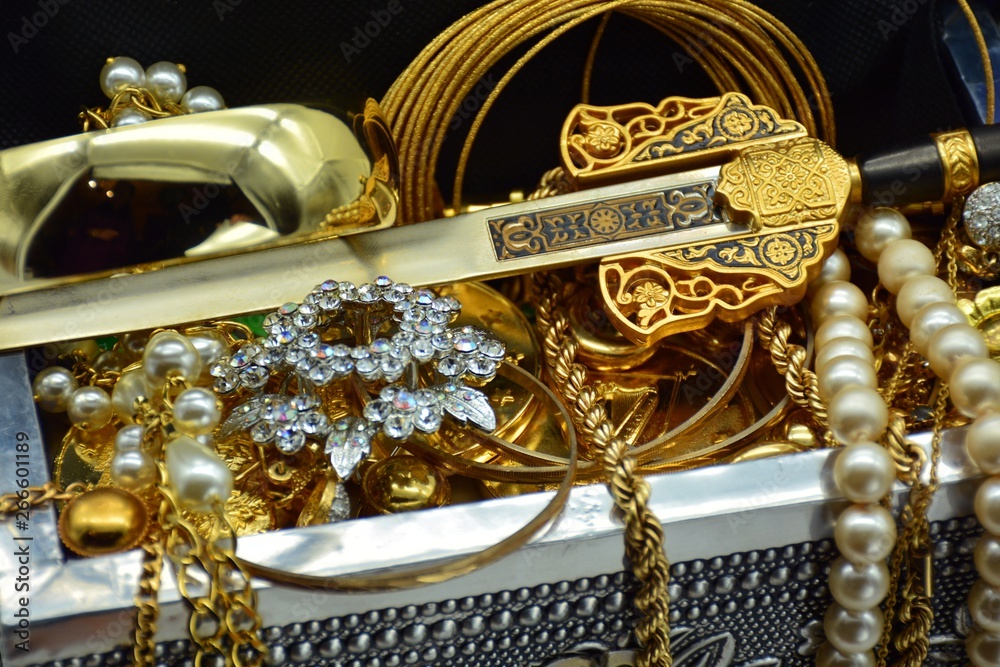 Tesoro de Boabdil, cofre lleno de joyas, perlas, oro y su espada foto de  Stock | Adobe Stock