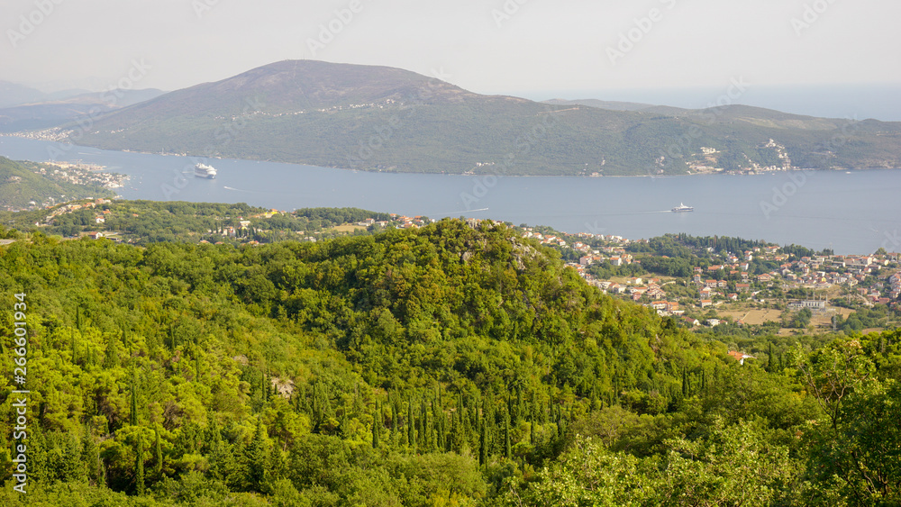 Wunderschöne Blick auf die Bucht von Kotor am Adriatischen Meer, Montenegro