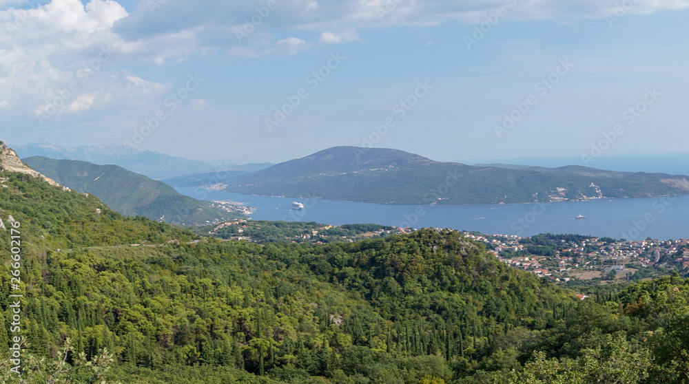 Wunderschöne Blick auf die Bucht von Kotor am Adriatischen Meer, Montenegro