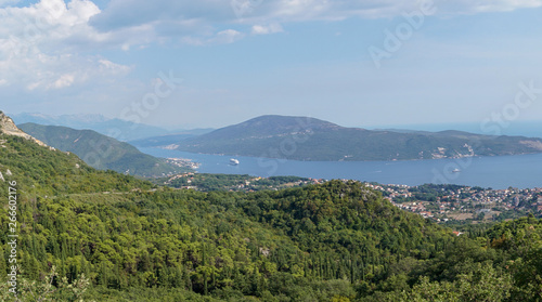 Wunderschöne Blick auf die Bucht von Kotor am Adriatischen Meer, Montenegro