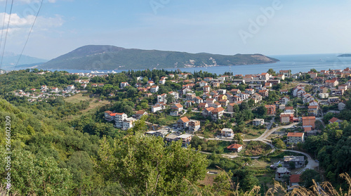 Wunderschöne Blick auf die Bucht von Kotor am Adriatischen Meer, Montenegro © Fabian