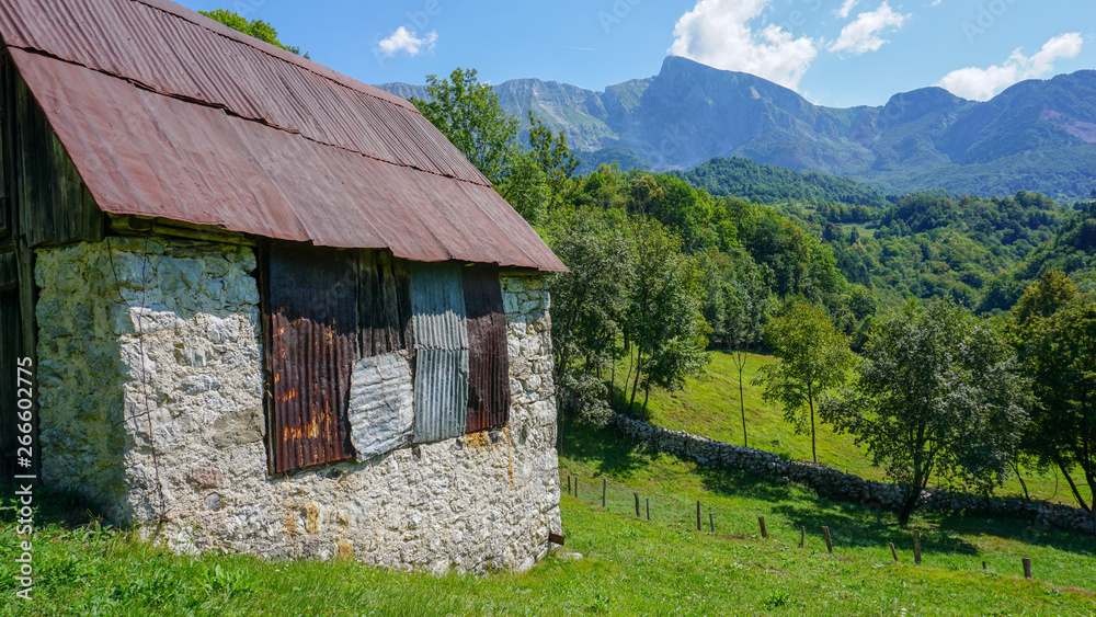 Alte rostige Hütte in den Bergen am Soca Valley in Slowenien