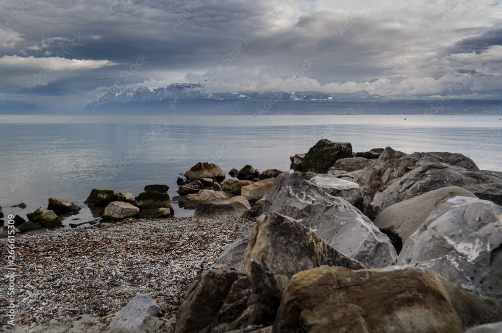 Lago Leman (Geneve Lake ) con los Alpes Suizos al fondo, Lausanne, Suiza Lago Leman (Geneve Lake ) con los Alpes Suizos al fondo, Lausanne, Suiza