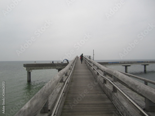 Frau auf Seebrücke vor Horizont © Benjamin
