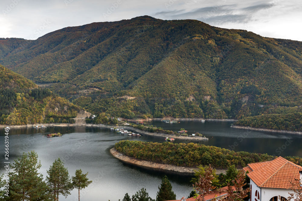 Obraz premium Sunset ladscape of Vacha (Antonivanovtsi) Reservoir, Rhodope Mountains, Plovdiv Region, Bulgaria